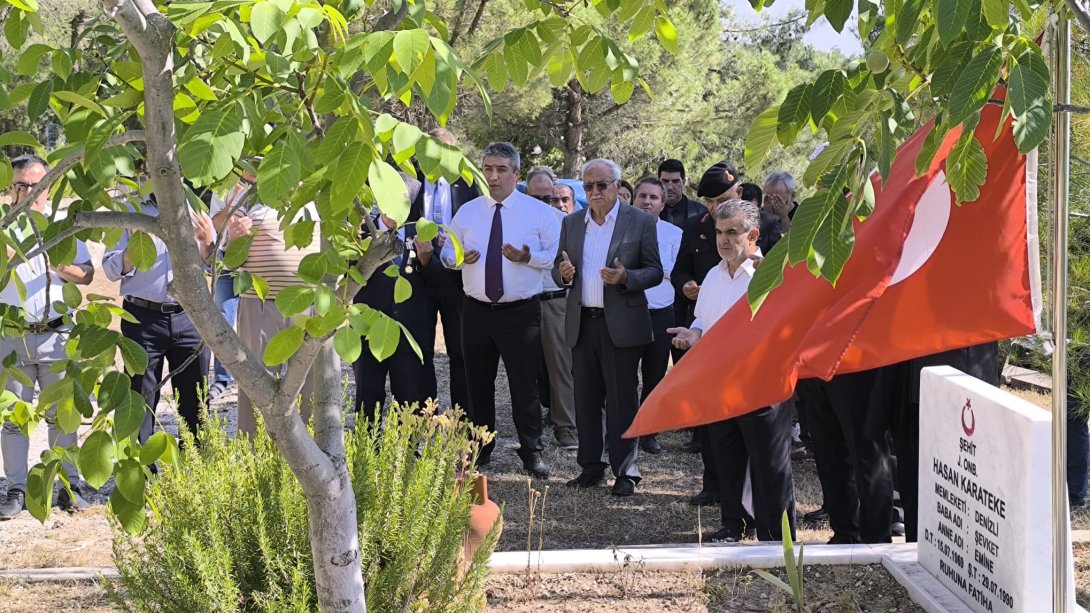 15 Temmuz Demokrasi ve Milli Birlik Günü dolayısıyla İlçe Şehitlik Mezarlığında düzenlenen Anma Programı